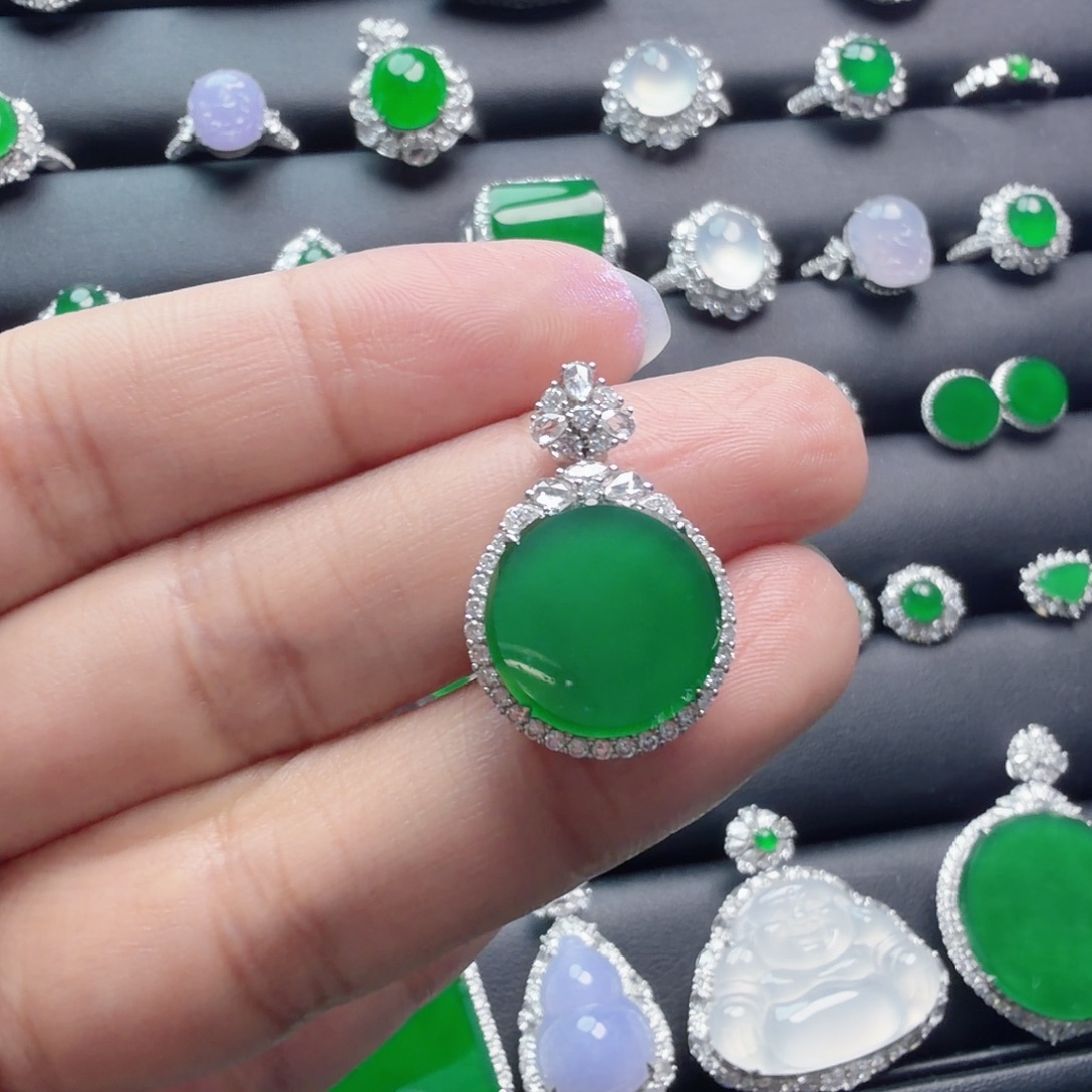 翡翠18K金镶嵌颈饰吊坠