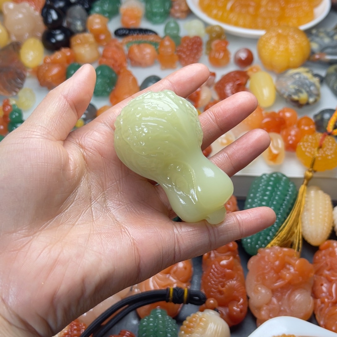 石英质玉（金丝玉）未镶嵌颈饰