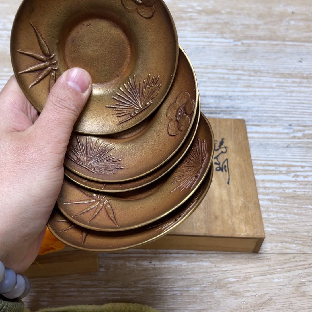 瓷片密密麻麻地排列着一个