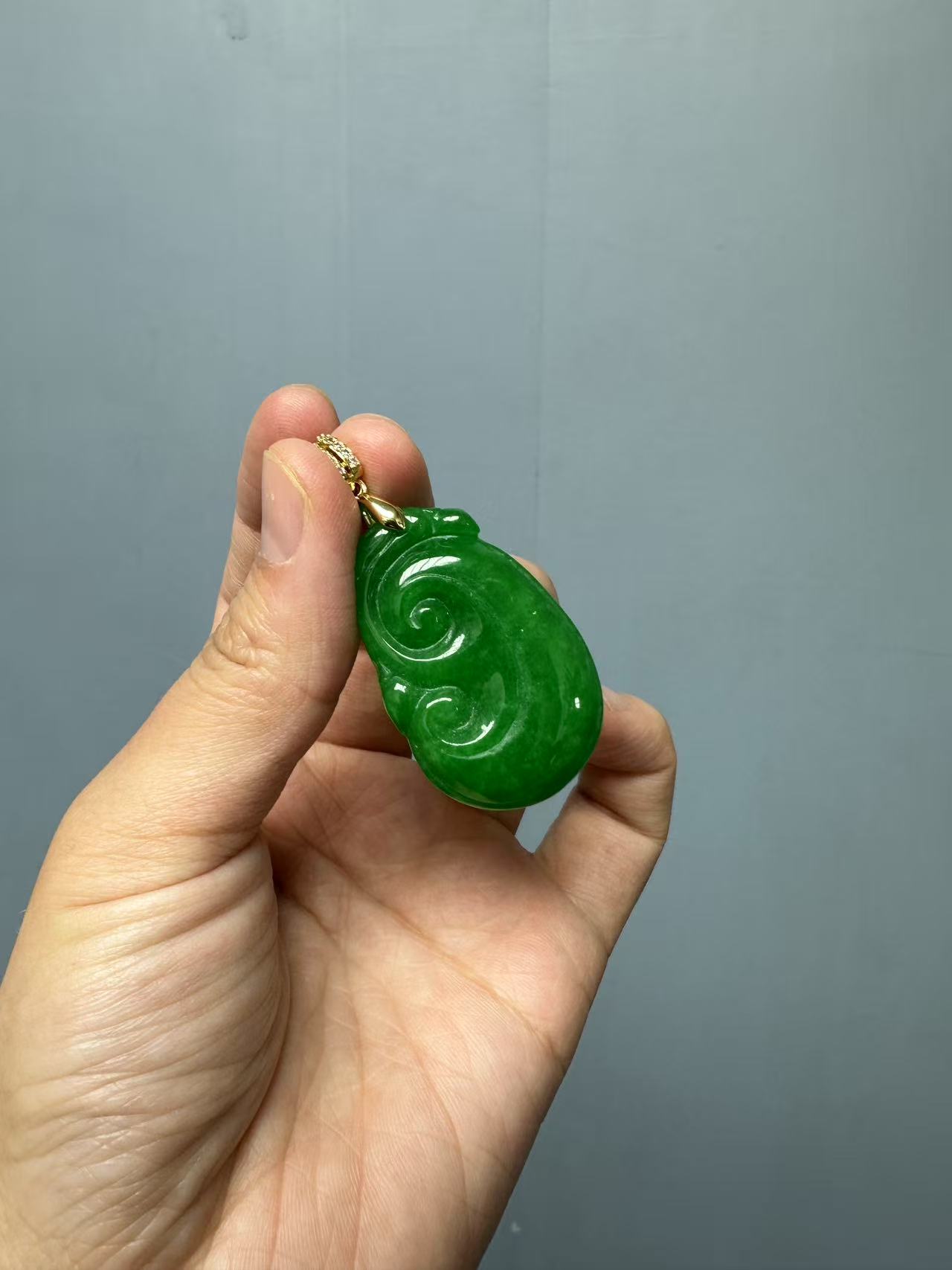 翡翠满钻14k辣绿如意吊坠