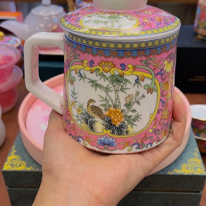 段泥茶杯吧啊这是一个小女孩