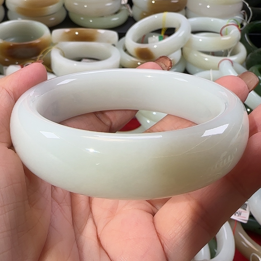 ****一和田玉未镶嵌手镯