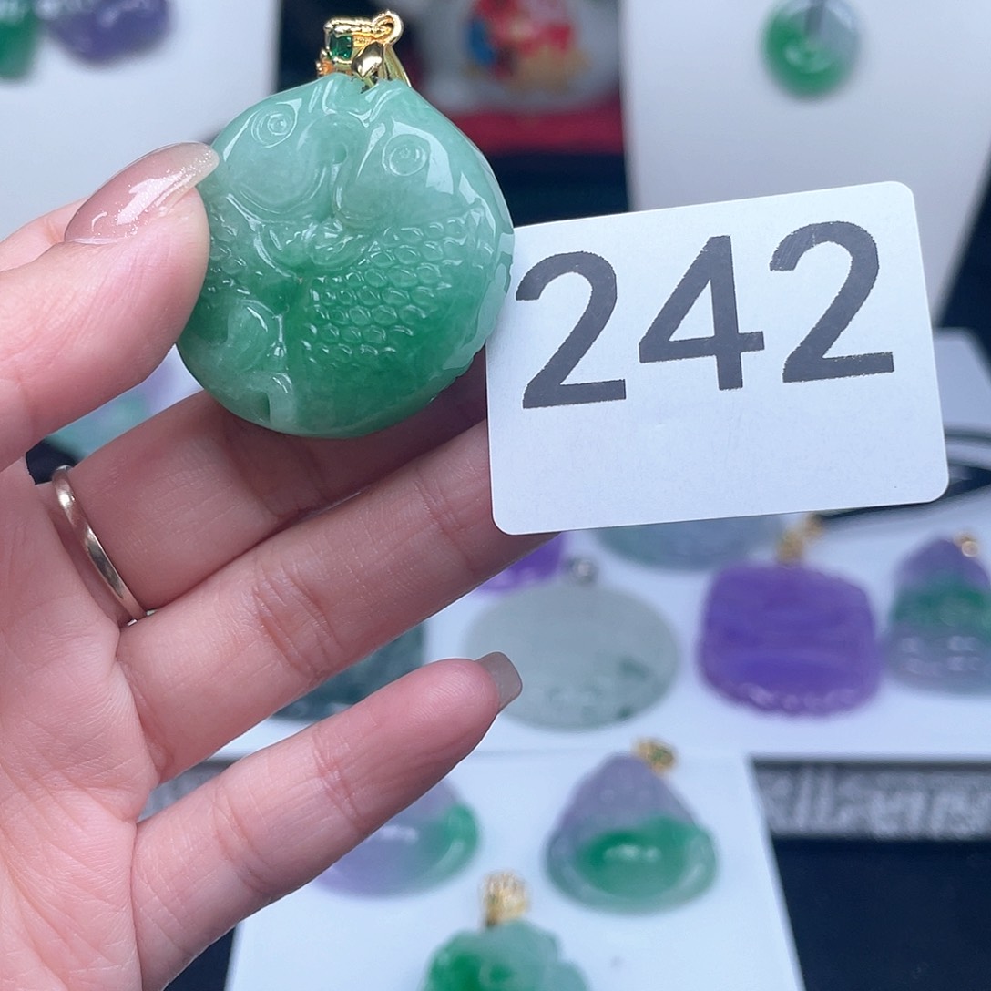 翡翠吊坠(赠链)未镶嵌