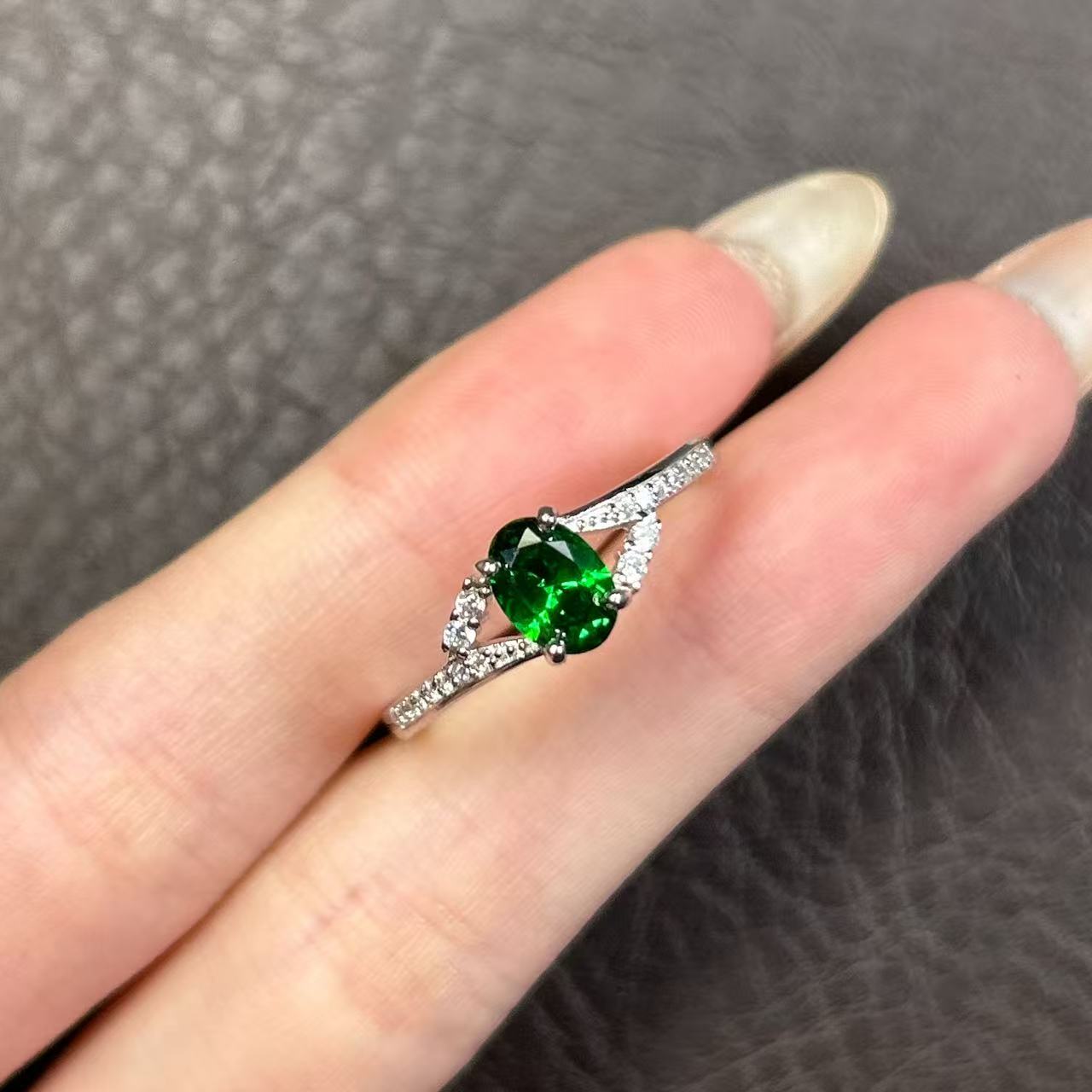  阿鲁沙-典藏轻奢艳绿宝-精工合金培育戒指129