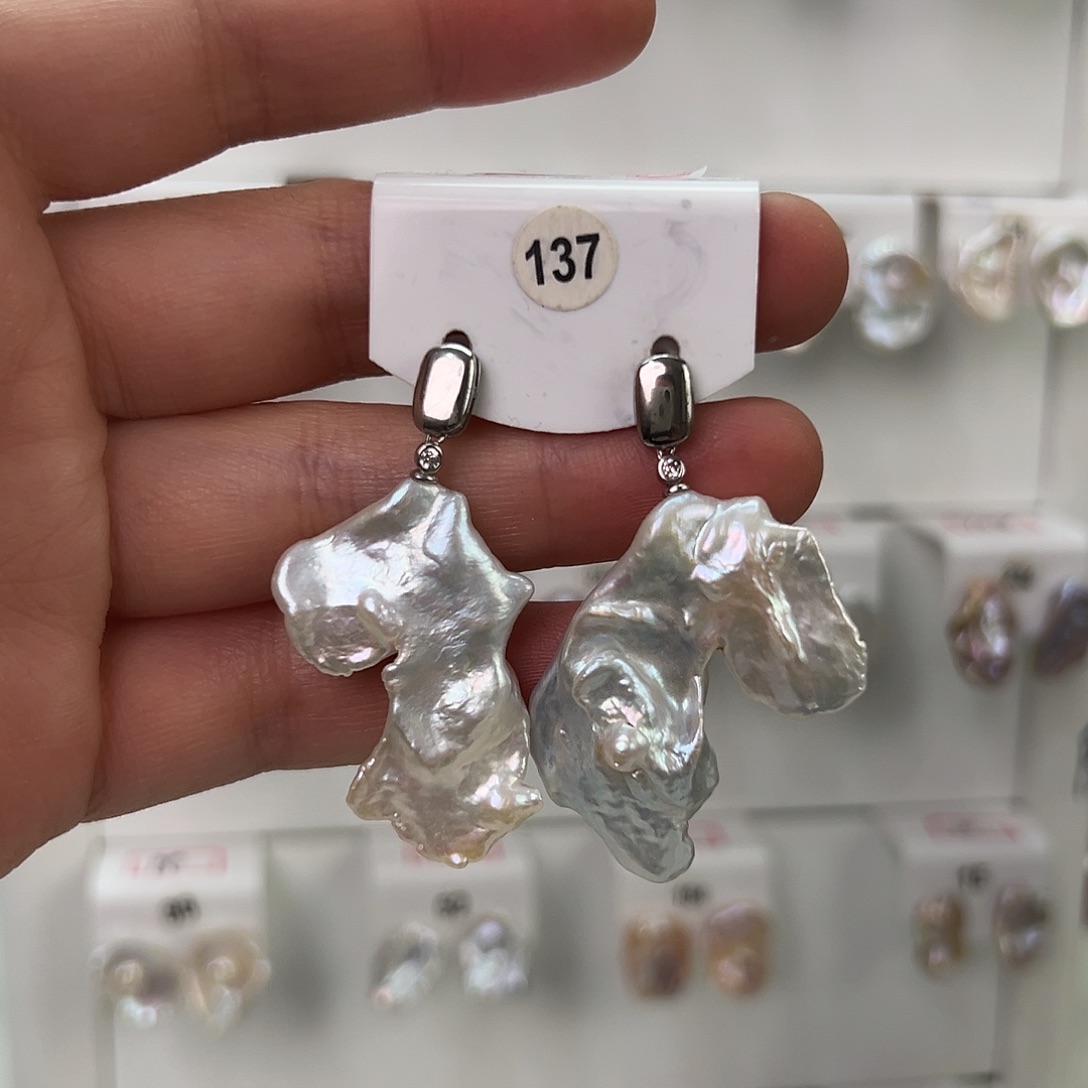 芙***宝非金属巴洛克花瓣耳饰 