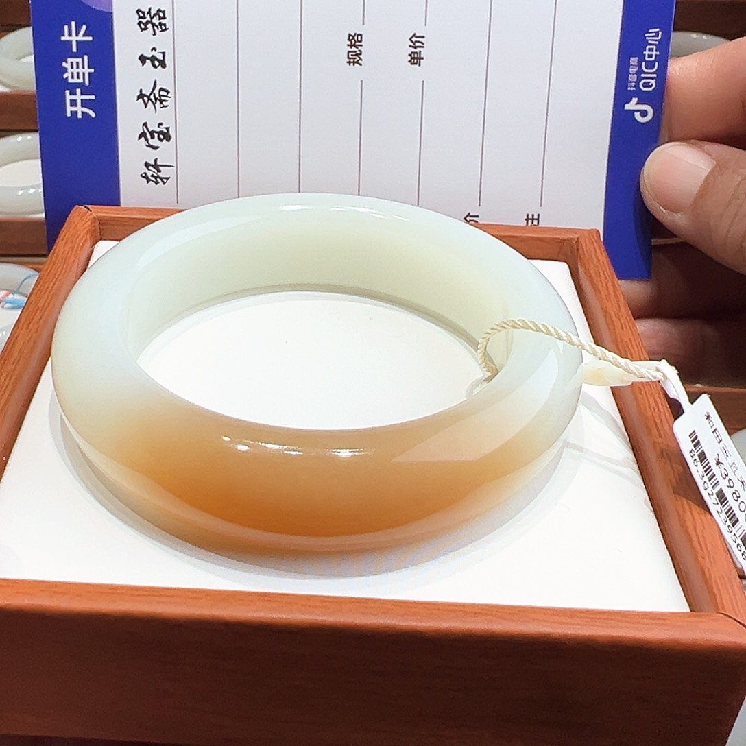 和田玉挂件未镶嵌。**。