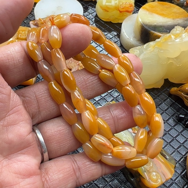 石英质玉（黄龙玉）颈饰未镶嵌