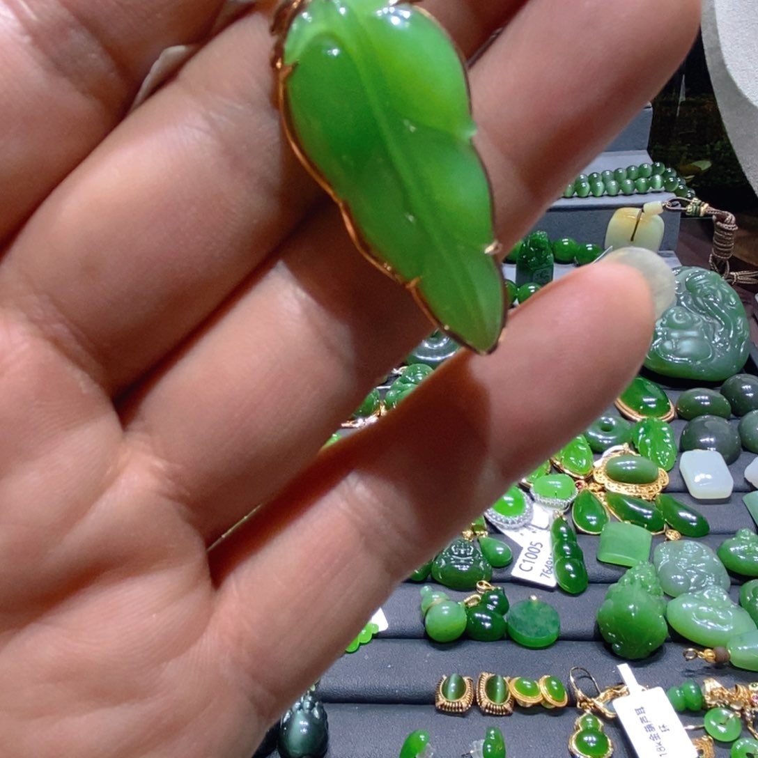 颈饰18K金镶嵌和田玉（碧玉）