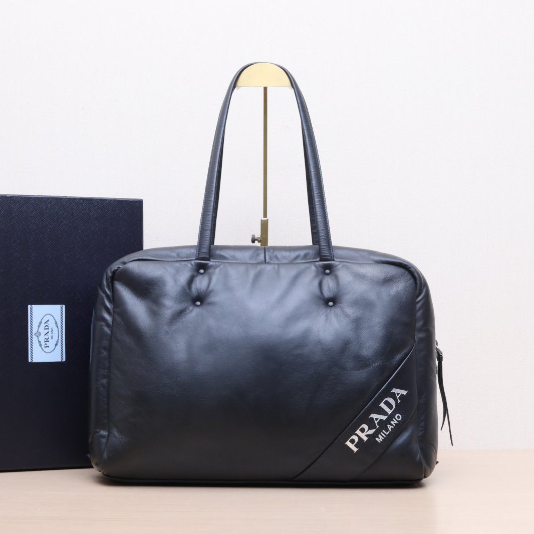 95新 Prada/普拉达  黑色 皮革S 羽绒 保龄球 手提包P205234975