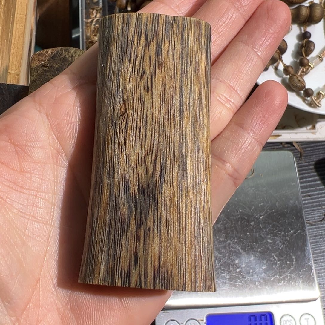 沉香吊坠习**眠绿奇楠吊坠16.1克