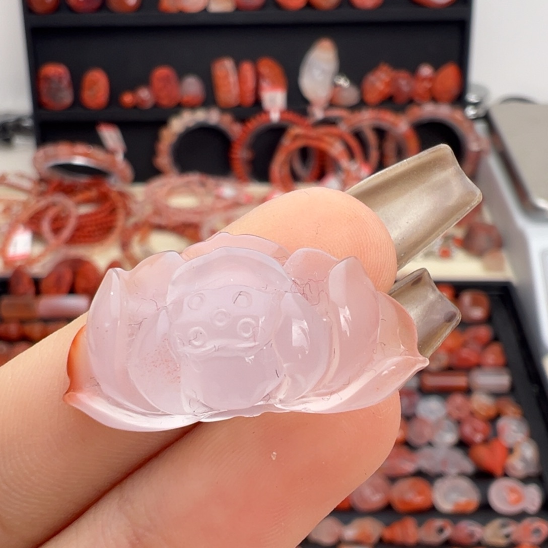 南红玛瑙未镶嵌颈饰荷花