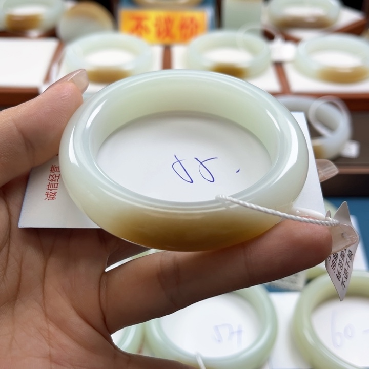 和田玉手镯未镶嵌