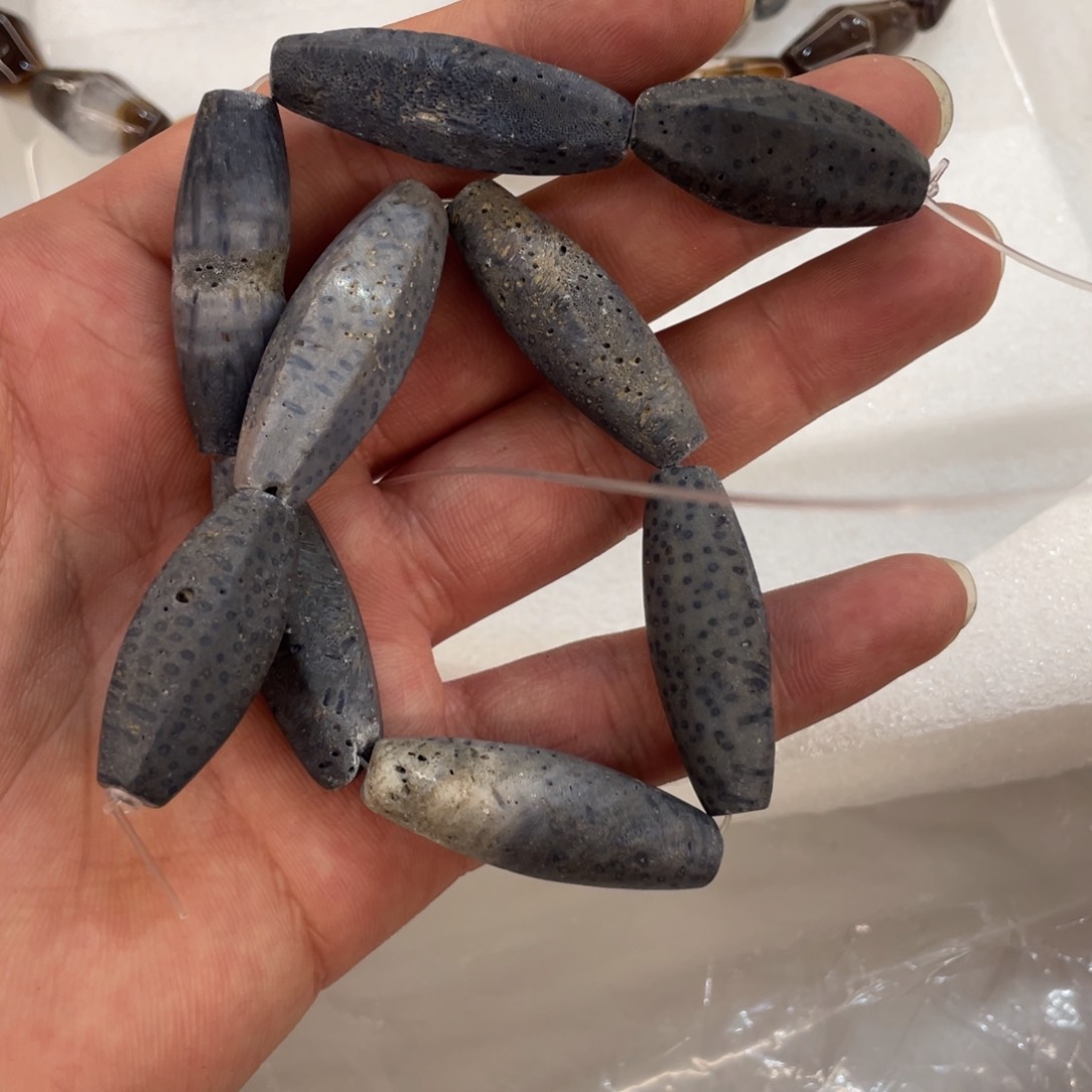 玛瑙/玉髓珠宝半成品未镶嵌九颗蓝精灵桶珠11*35mm