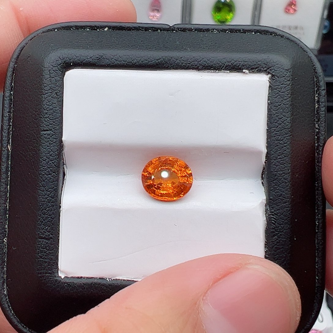石榴石（芬达石）2.55克拉裸石未镶嵌