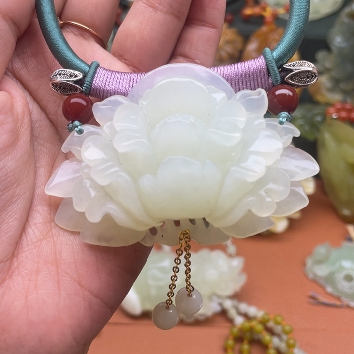 蛇纹石玉吊坠合金