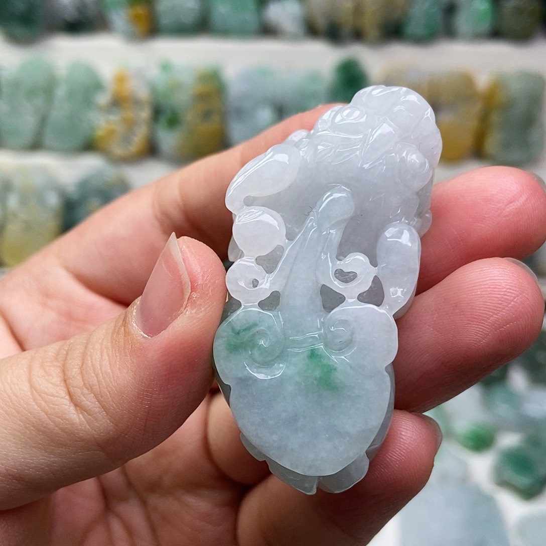 翡翠未镶嵌吊坠(赠链)