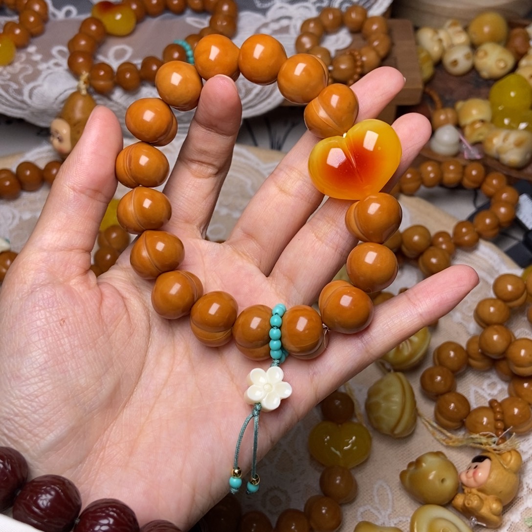 吊坠猴头核桃屁桃玻璃底卡15