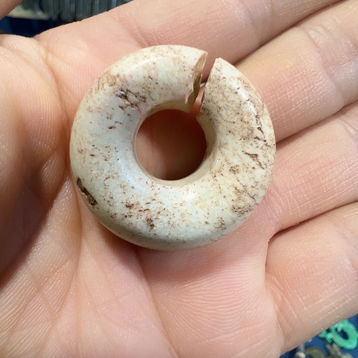 透闪石质玉未镶嵌挂件