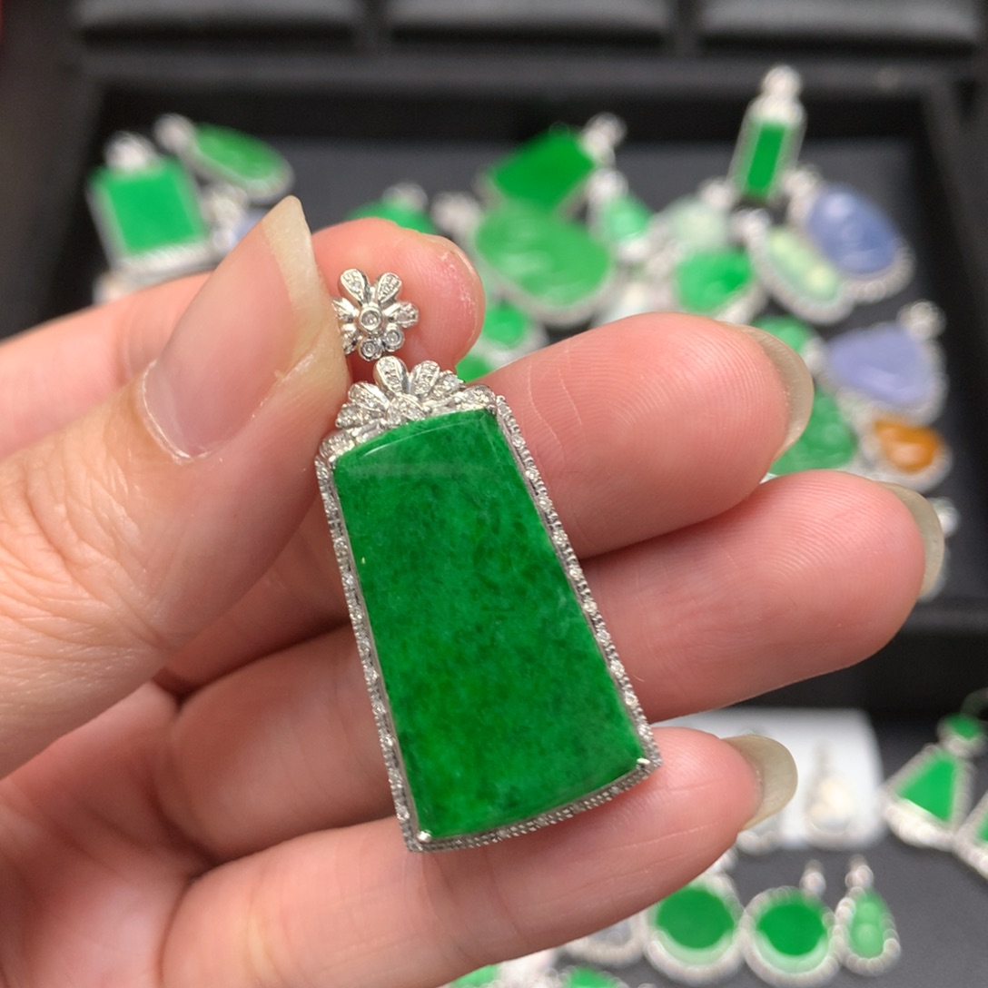 翡翠18K金镶嵌吊坠(不含链)裸石不厚