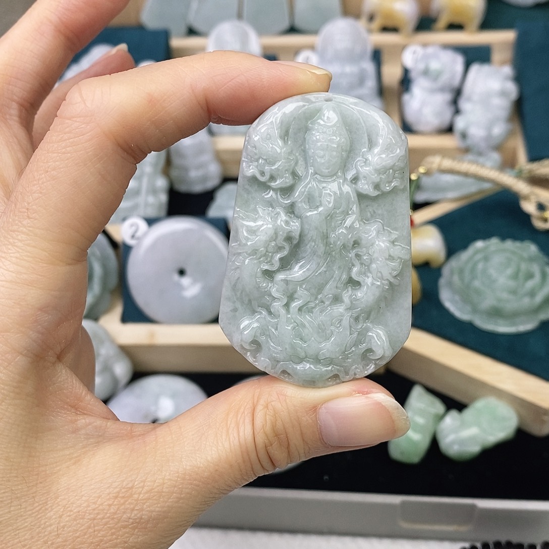 翡翠未镶嵌颈饰九龙观音