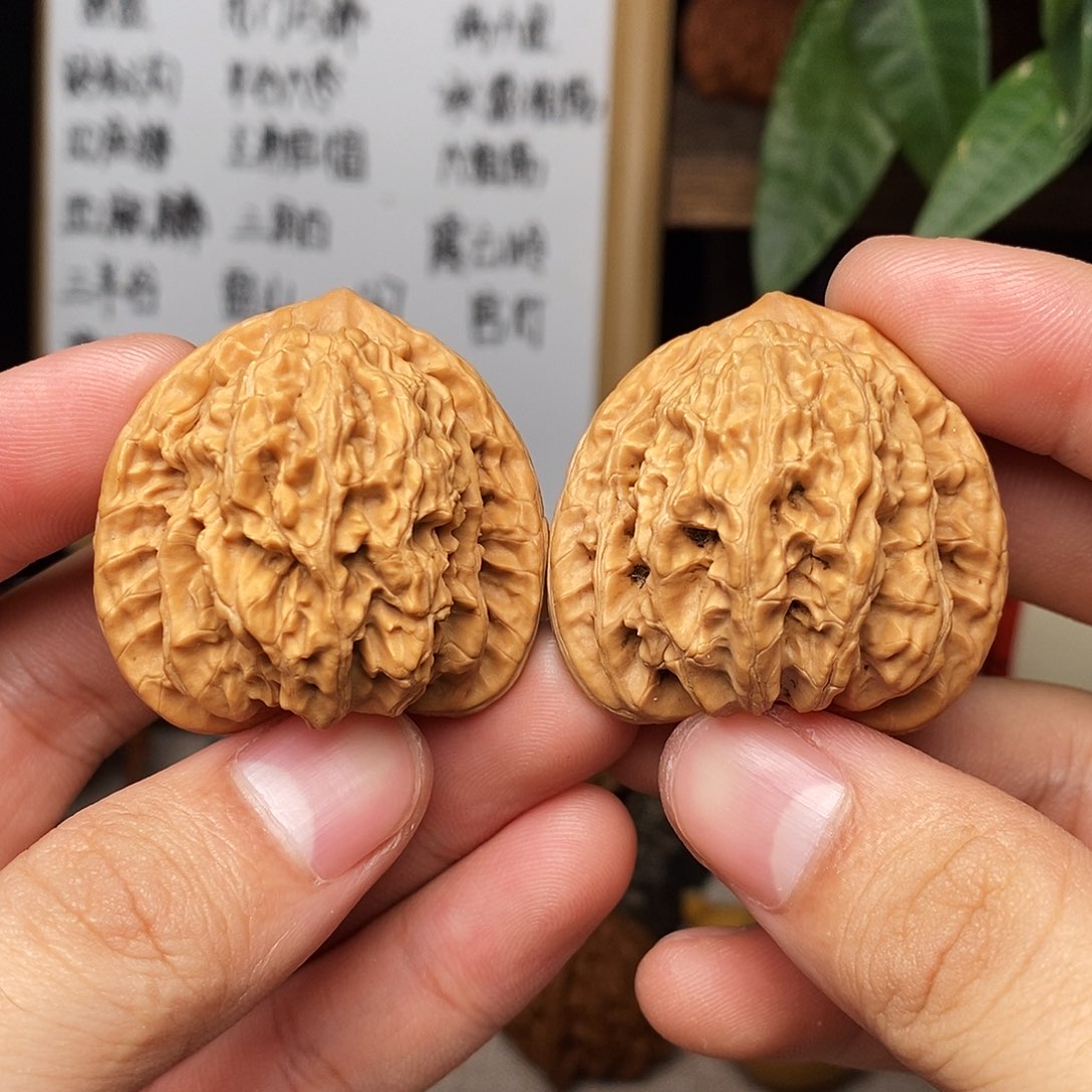 文玩核桃吊坠霞云岭