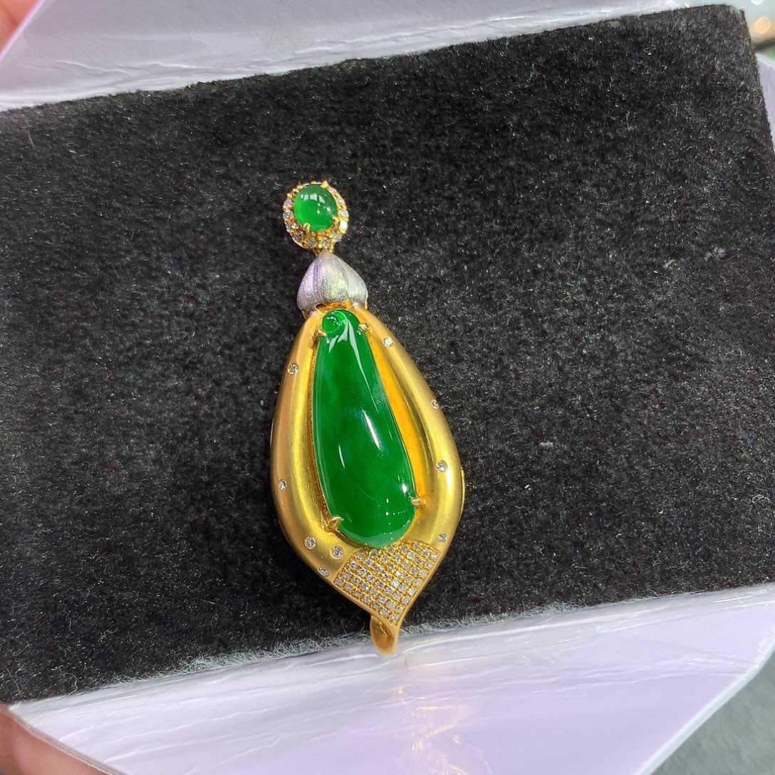 翡翠吊坠(赠链)18K金镶嵌
