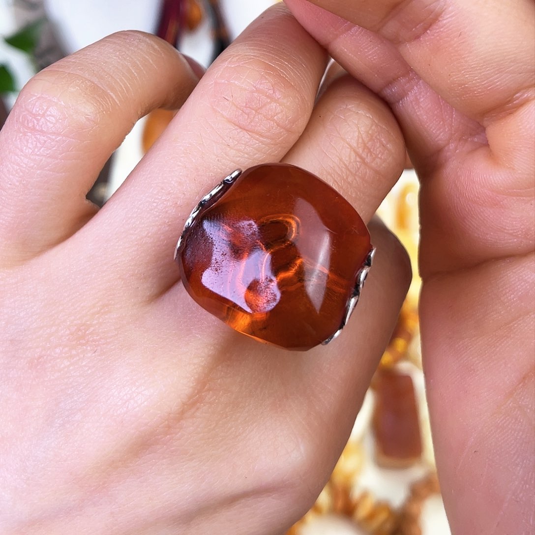 琥珀珠宝奇石未镶嵌。