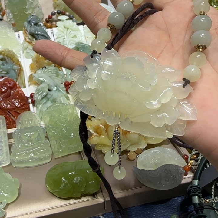 蛇纹石玉吊坠未镶嵌