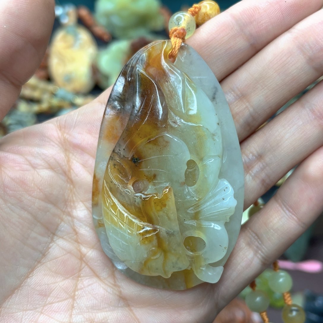 蛇纹石玉颈饰未镶嵌