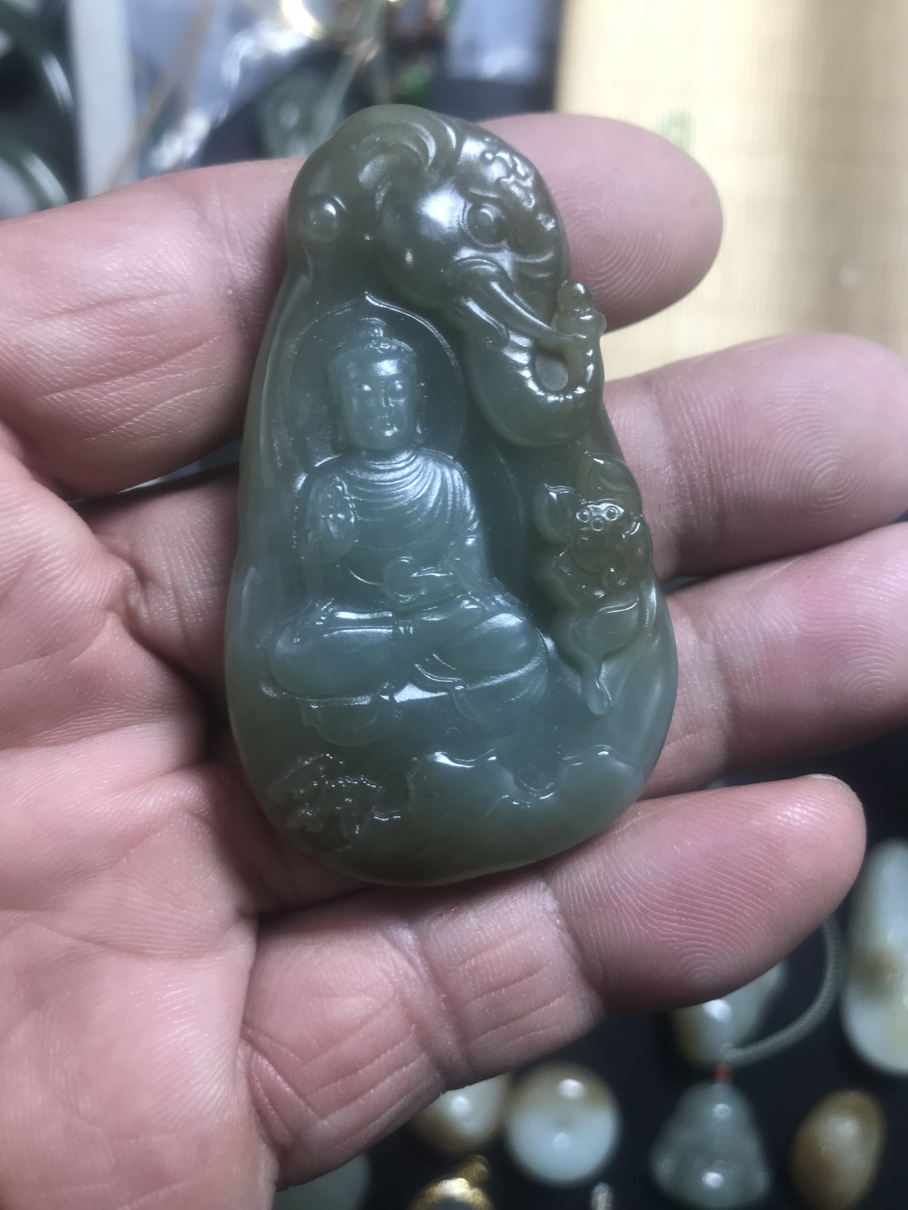 正品和田玉且末料挂件