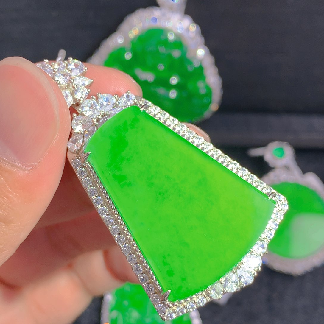 翡翠颈饰银S925镶嵌吊坠