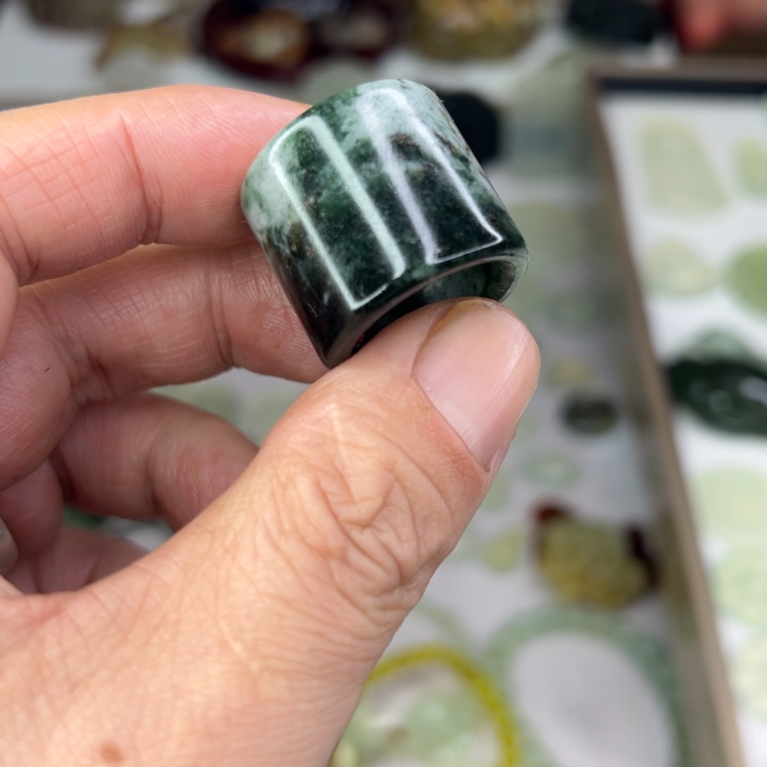 乾***哆岫玉未镶嵌颈饰老翠花