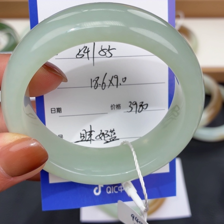 ****鲤和田玉未镶嵌手镯