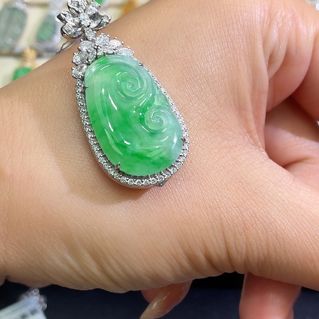 翡翠18K金镶嵌颈饰