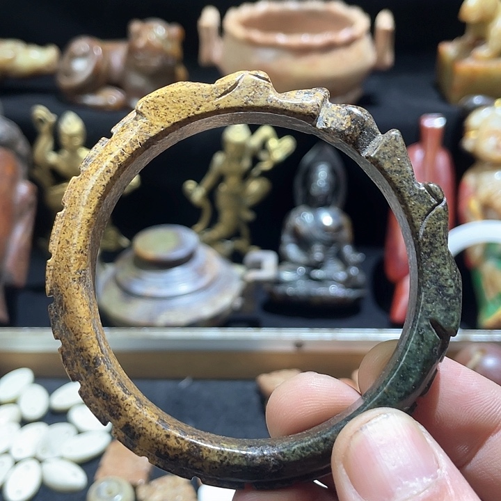 石英质玉颈饰合金