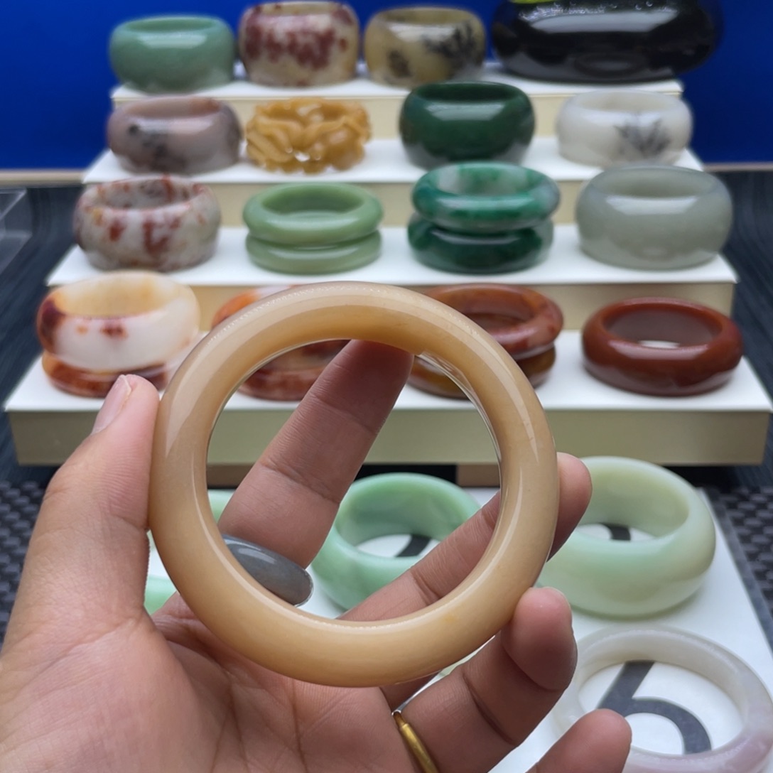 石英质玉手镯未镶嵌