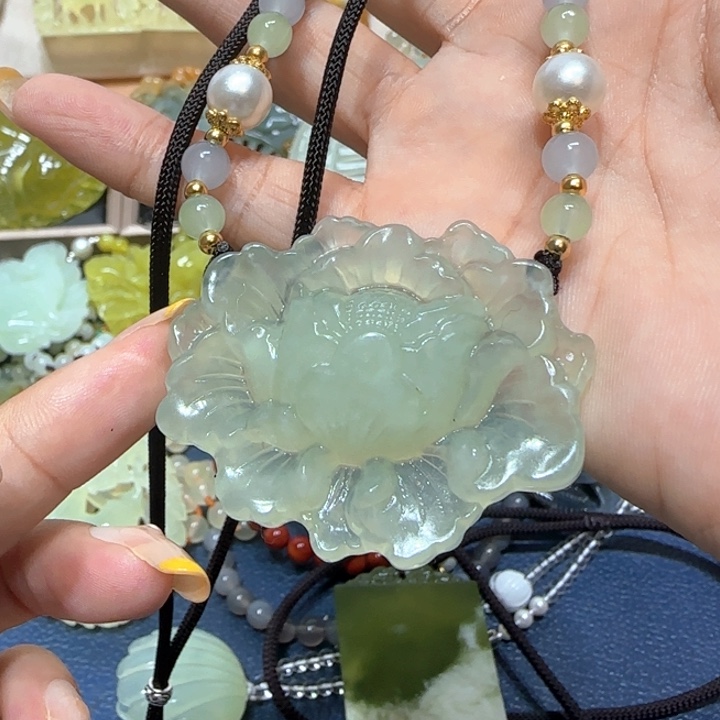 未镶嵌蛇纹石玉吊坠