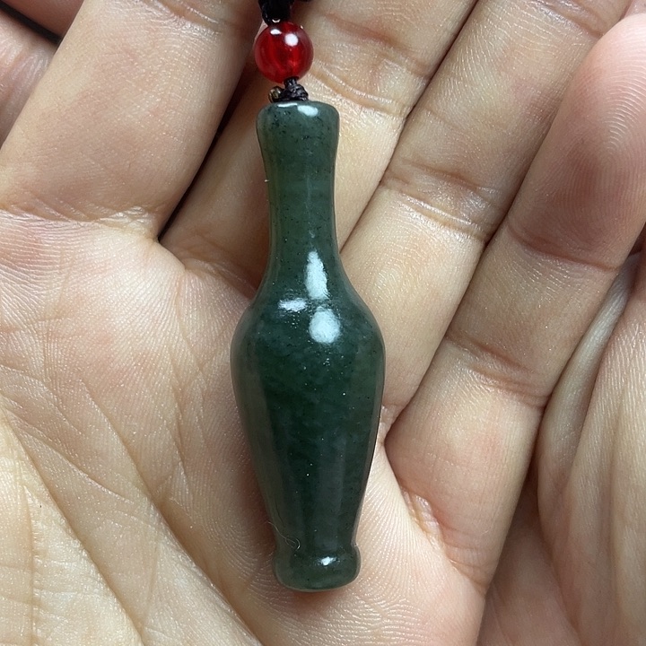 和田玉颈饰未镶嵌想****。