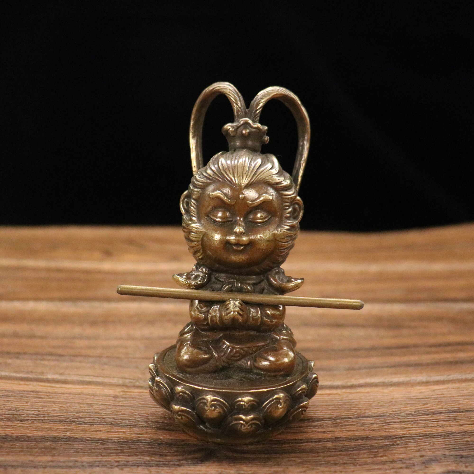 黄铜坐莲花孙悟空车摆摆件黄铜头戴花翎长7宽7高14厘米重约500克