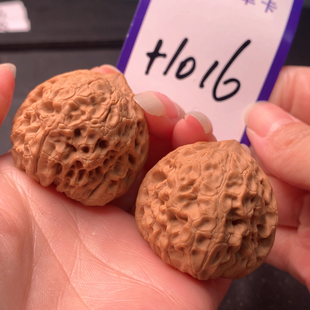 文玩核桃吊坠团团