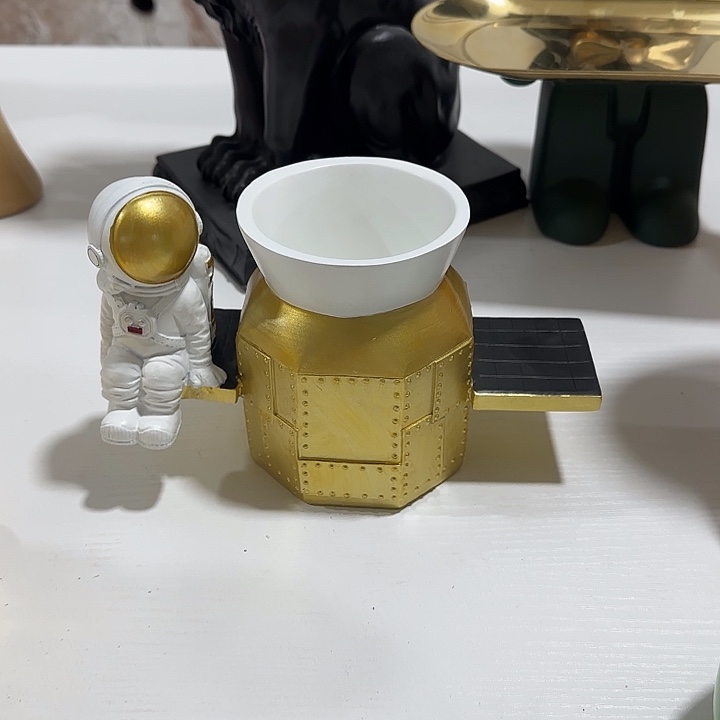 树脂太空人笔筒20公分