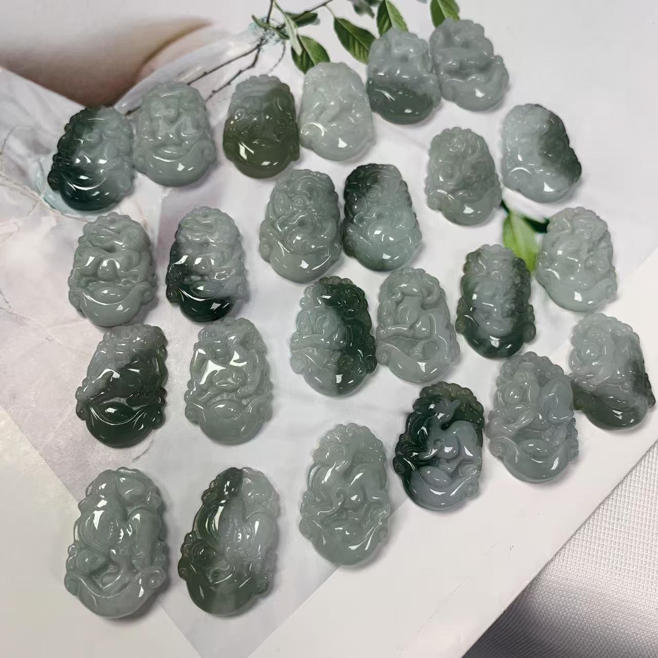 天然A货翡翠精致小巧可爱小十二生肖牌玉坠（有微瑕）-多样性发其一