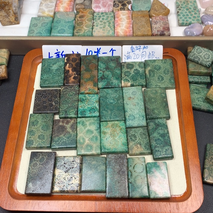 重***豆硅化玉合金颈饰珊瑚玉无事牌吊坠：238