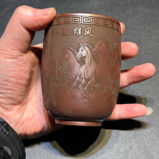 宜兴全手工紫砂茶具 原矿石红泥料刻绘八骏雄风主人杯品茗杯