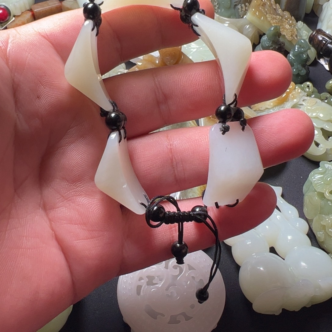 郭***喜和田玉未镶嵌颈饰