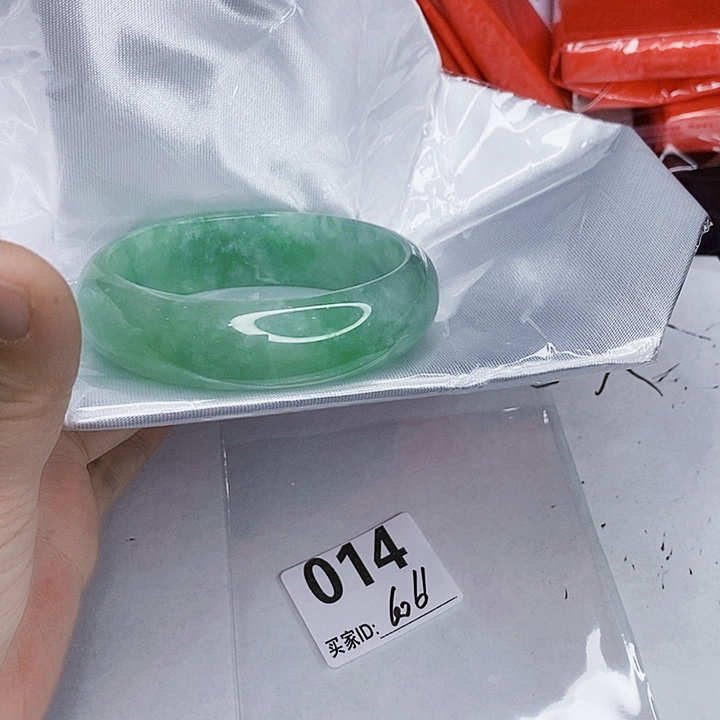 翡翠未镶嵌手镯一图一物实物为准（微瑕处理）