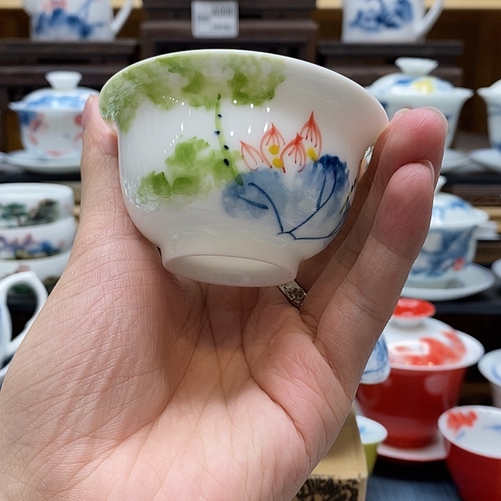 手绘五彩荷花压手杯85cc釉下彩微瑕福利款