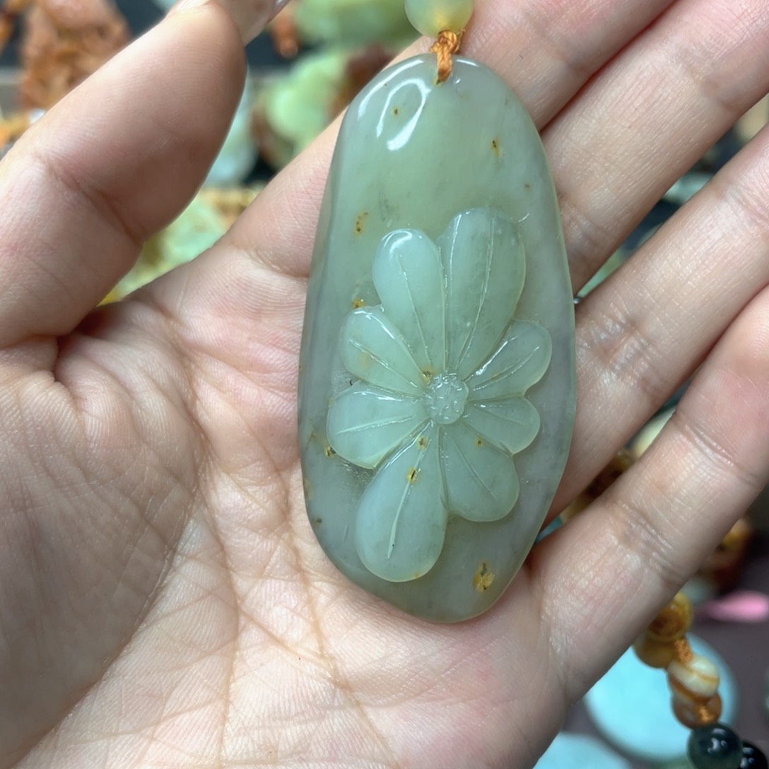 蛇纹石玉颈饰未镶嵌