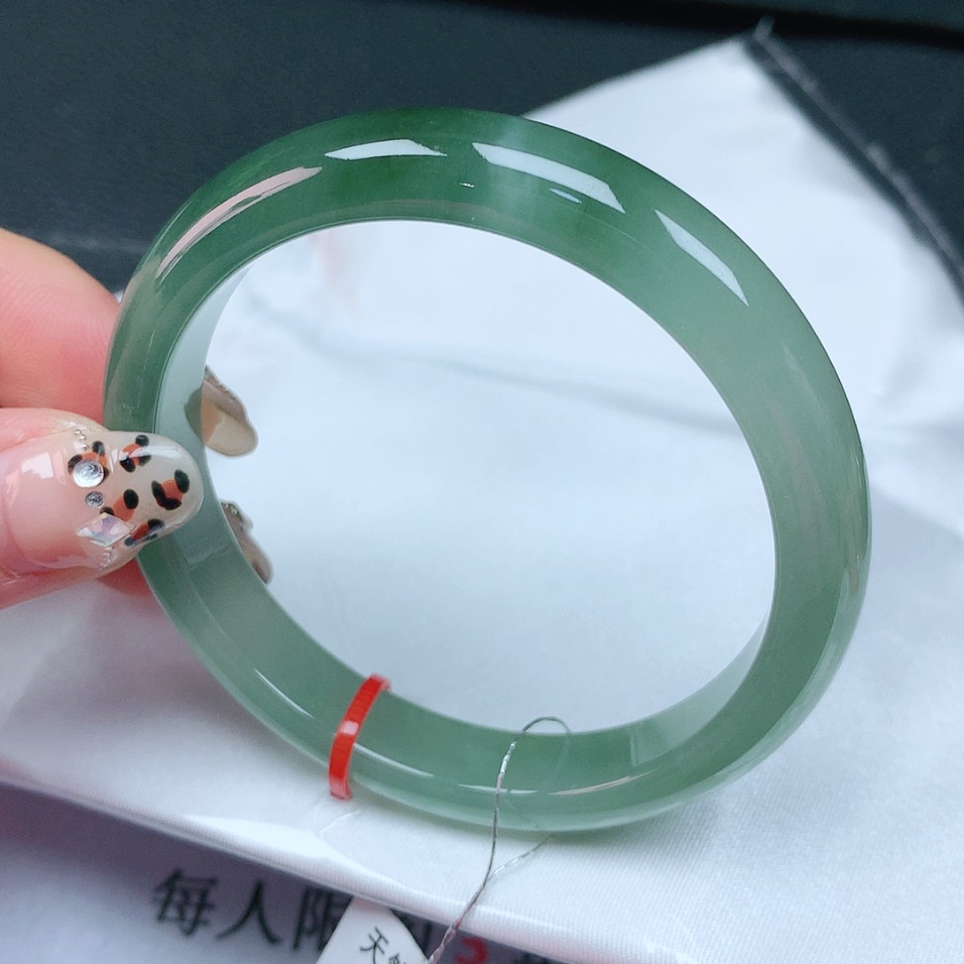 翡翠手镯未镶嵌54圈