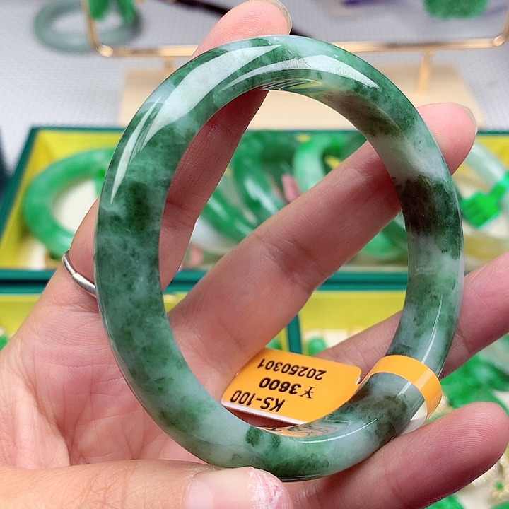 翡翠手镯未镶嵌翡翠